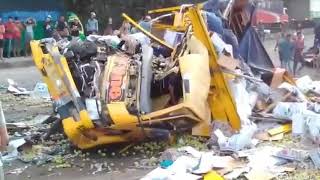 Detik detik Izuzu giga fuso tabrak truk cabe hancur brow