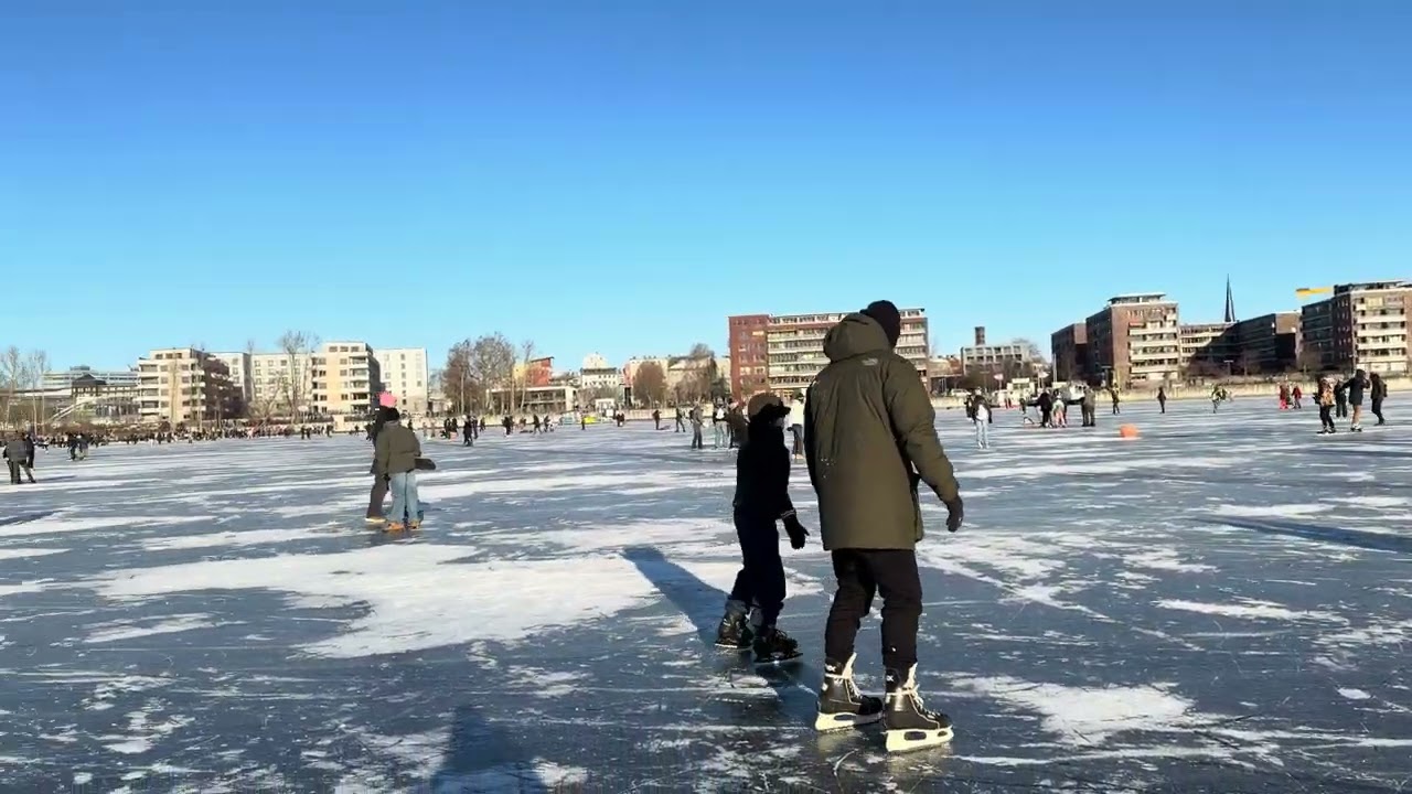 Die Spree in Berlin ist zugefroren. 🥶❄️