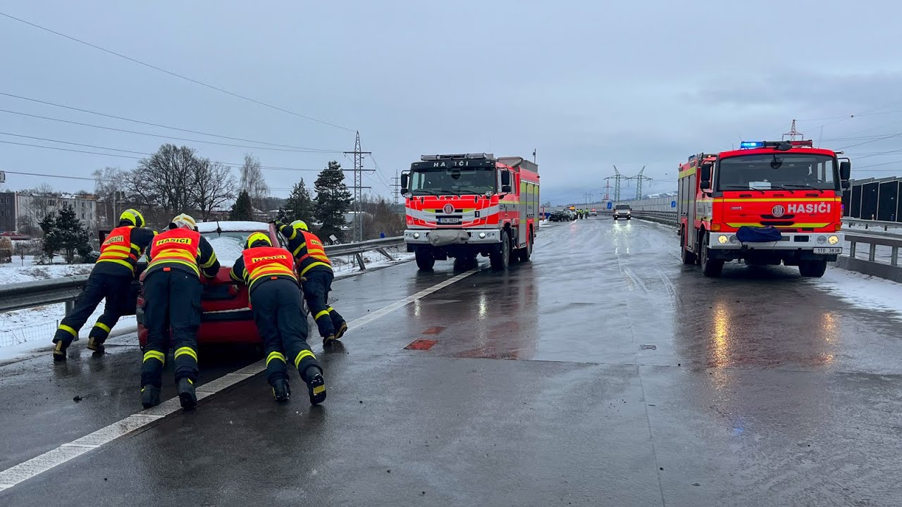 3.2.2023 Na dálnici D56 u Frýdku-Místku se srazilo 10 aut, dva lidé byli zraněni | HZS MSK