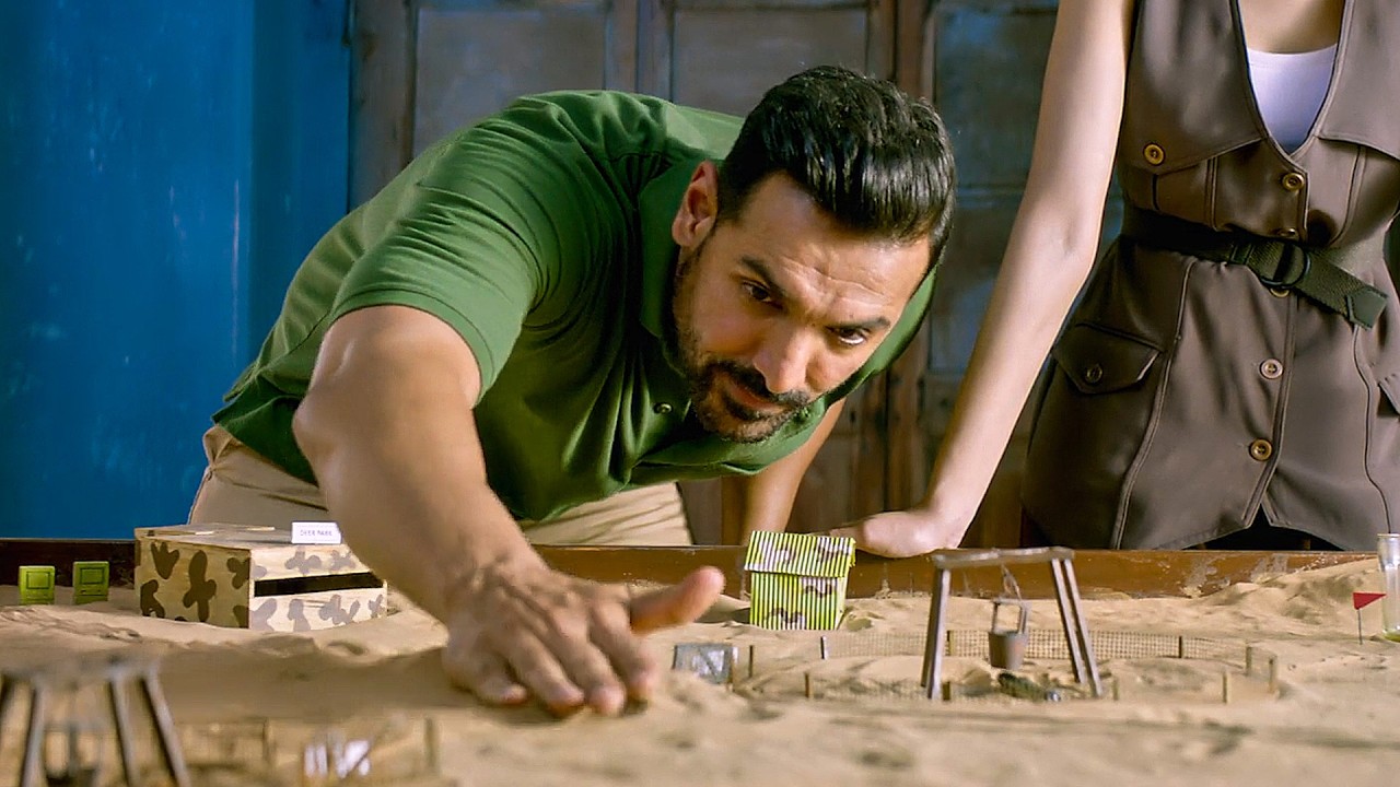 بلده اتهمته بالفشل ومراته اتهمته بالخيانه فقرر يندمهم ويصنع اضخم قنبله نوويه تحمي بلده وتدمر اعدائهم