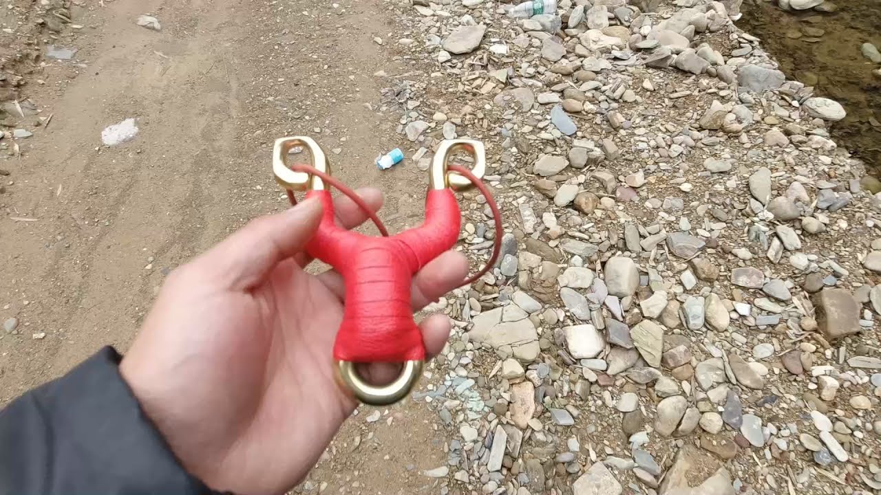home made slingshot made of brass，Shooting at targets in the sky
