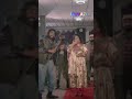 مېړه خپله ښځه د معشوق په څنګ کې پرېښوده او لاړ شو   