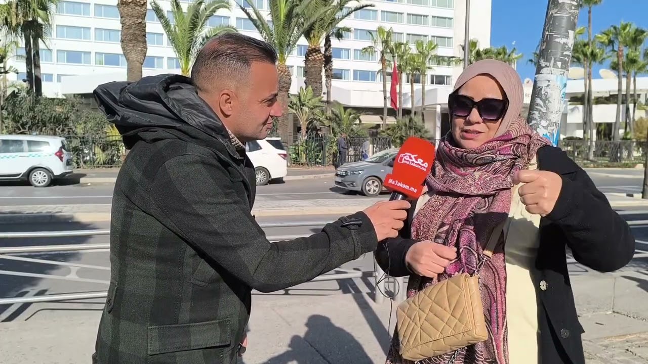 شوفو شحال عاجبها راسها 😱 😱 كاتغسل لراجلها رجليه فاش كايجي عيان من الخدمة