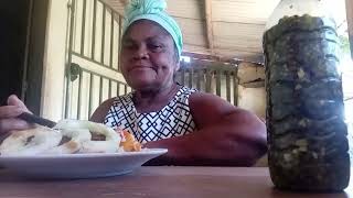 Comendo Carne Guisada Com Muito Pepino