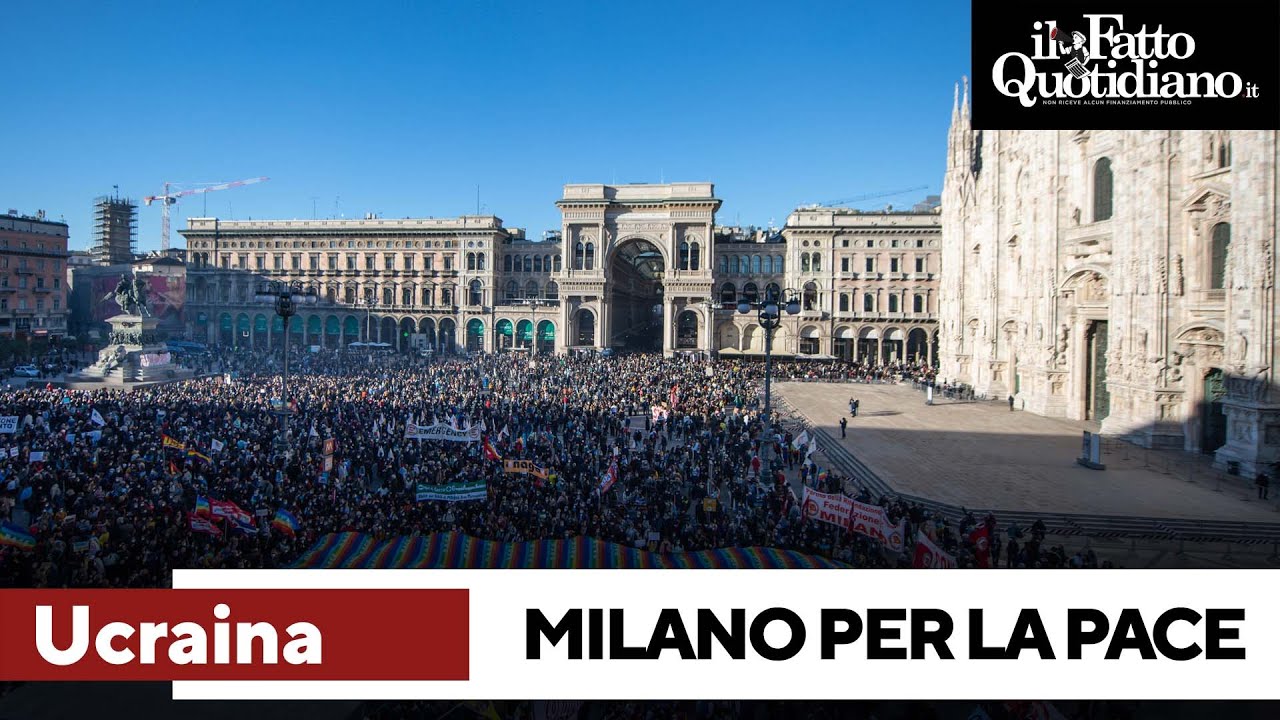 Milano, migliaia di persone al corteo contro la guerra. In piazza una gigantesca bandiera della pace