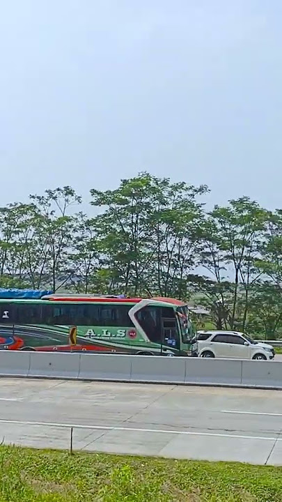 Bus ALS melintas di Tol Transjawa