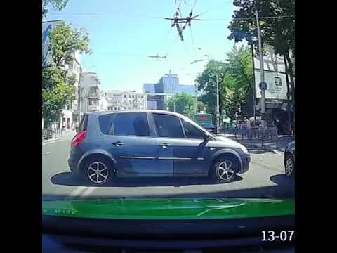 Парень трахает машину
