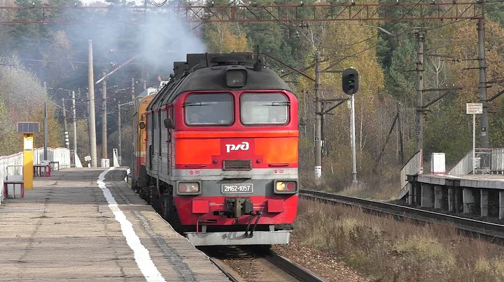 Тепловоз 2М62-1057 с хозяйственным поездом