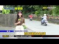 路邊丟榔頭砸車 2男落網辯：車衝向我才丟@newsebc