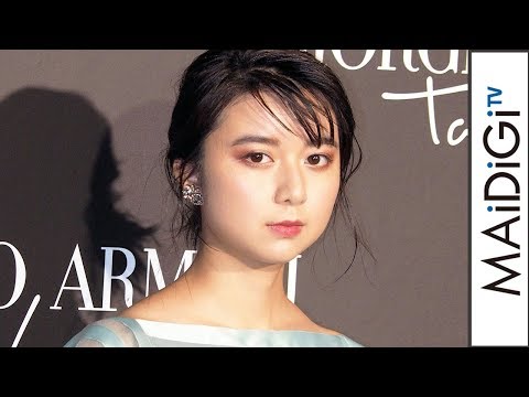 上白石萌歌、透け感プリーツドレスで大人の表情