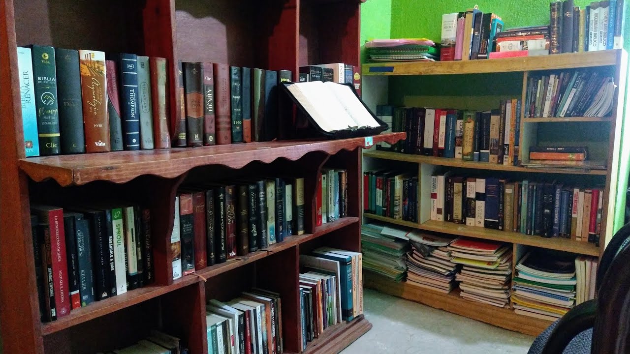 Mi pequeña biblioteca de literatura cristiana.