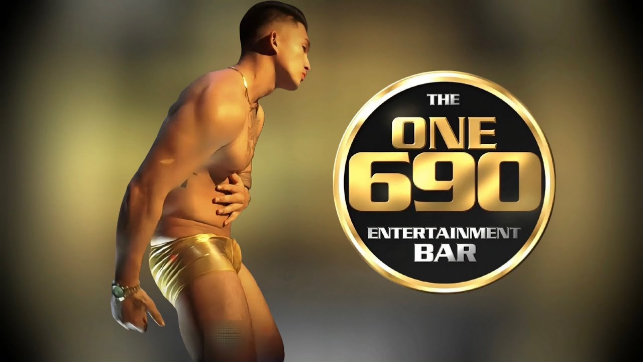 ДЖЕЙК: Филиппинская модель в бикини покоряет сцену для брутальных танцев.