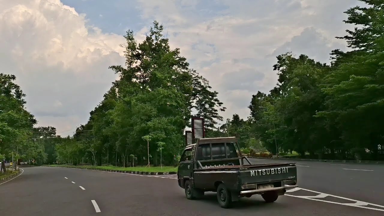 Jalan Raya dalam Gerak Lambat: Hiruk Pikuk Lalu Lintas yang Hipnotis