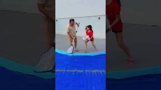 Pegando a vaca da Jéssica na piscina #shorts (Jéssica e família)