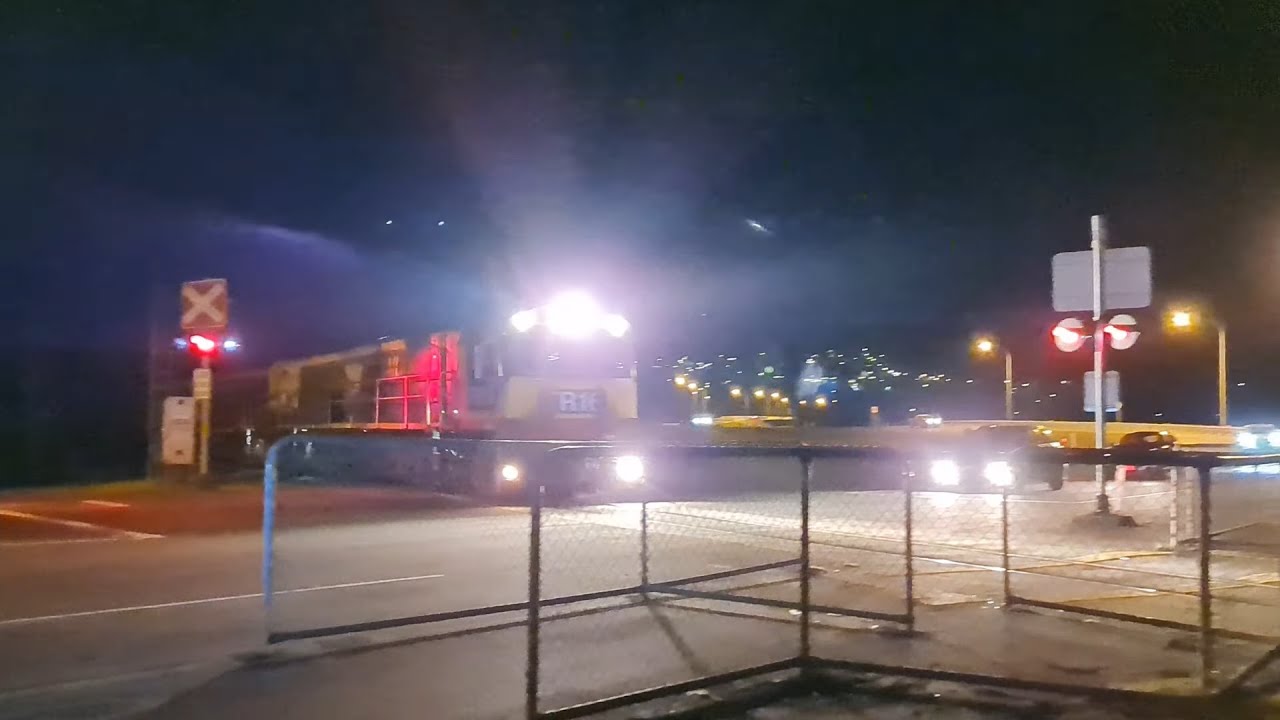 TasRail TR16 TR10 2002 #33 train crossing Johnston Road