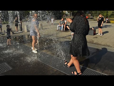 Fountain girls, or wet leggings and dresses!/Фонтанные девушки, или мокрые легинсы и платья!