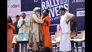 Baba ramdev's speech was full of puns. his inspiring and funny remarks
about the lifestyles sadhus how they can contribute in this movement
brought mu...