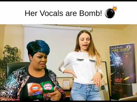 Vocal Coach teaches CHRISTINA AGUILERA Hurt to Italian Girl - Vocal Coach teaches CHRISTINA AGUILERA Hurt to Italian Girl