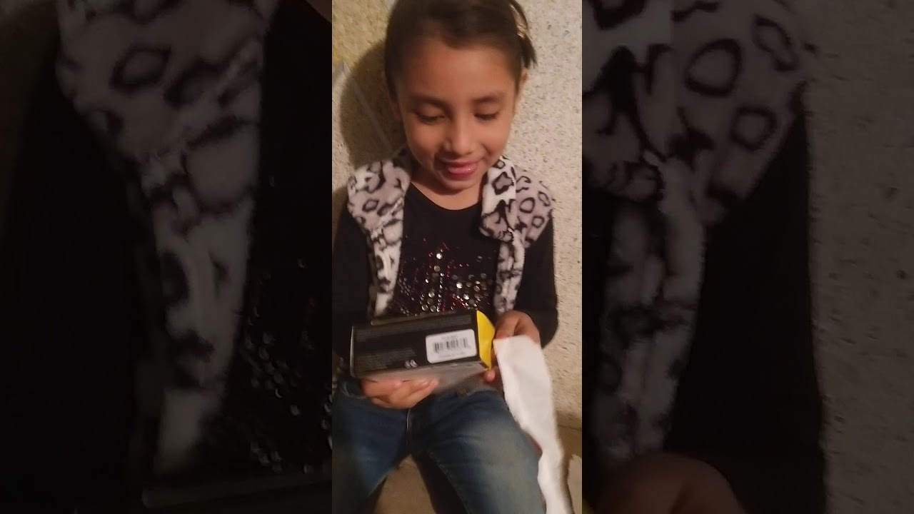 Niña se porta mal y Santa Claus le trae carbon