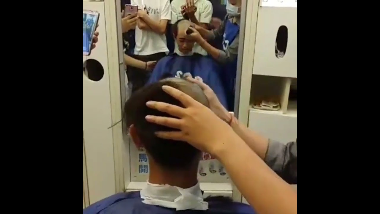 very handsome boy headshave with friends 超帅男孩剃光头