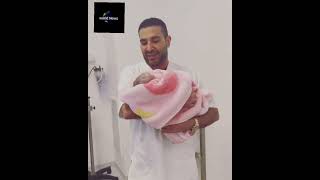 احمد سعد يؤذن في اذن ابنته علياء فور ولادتها