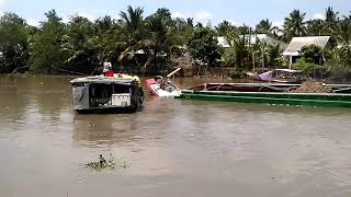 Ghe lúa đối đầu xà lan chở cát