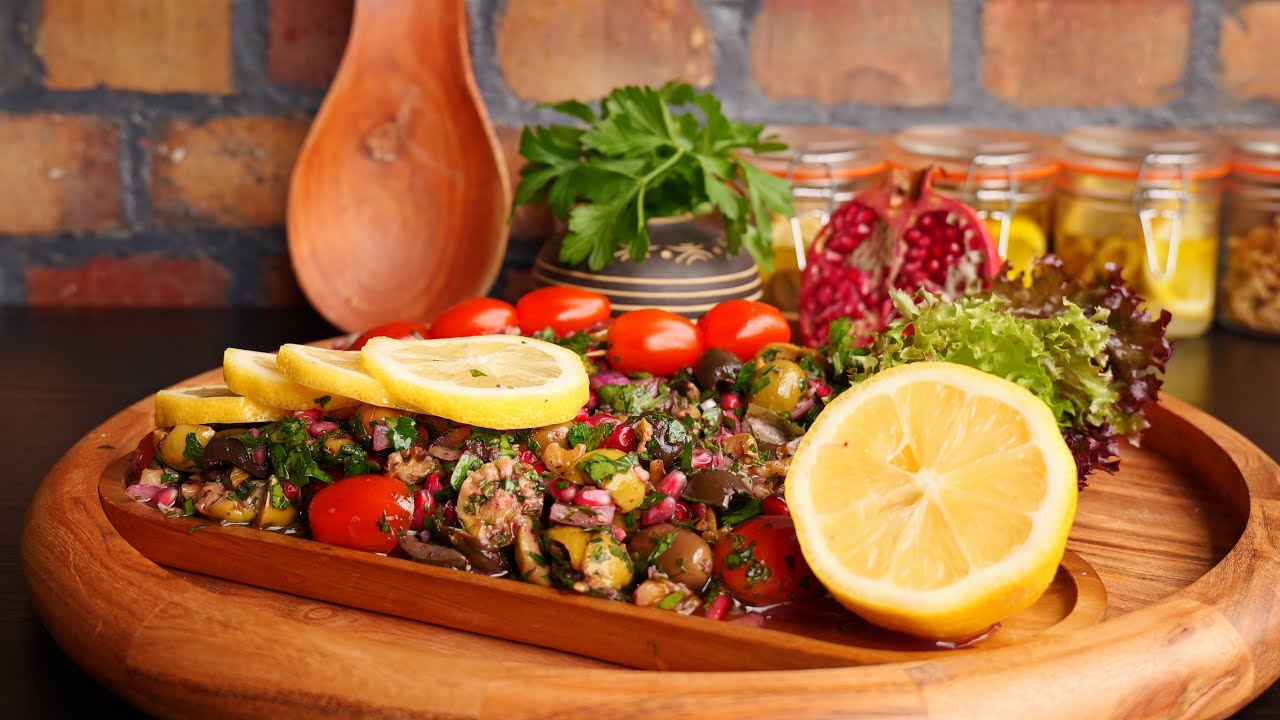 #سلطة الزيتون مع #رمان ، أكلتها بمطعم يوناني 🇬🇷 و طبقتها نفسها😋#طعم #خيالي 