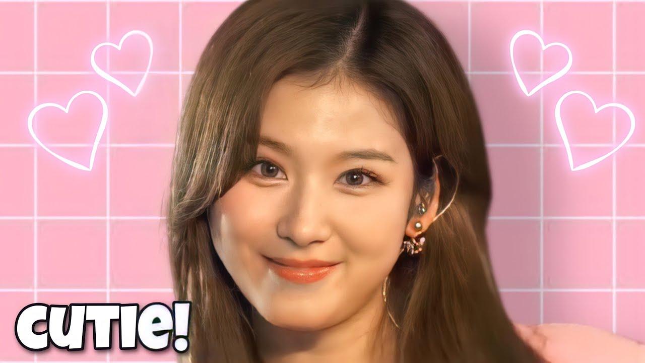 minatozaki sana: the playful princess of TWICE