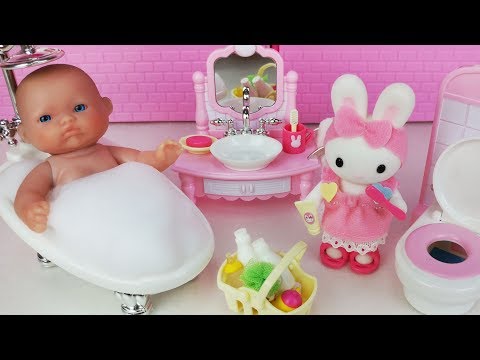 Baby Doll and Rabbit bath room toys play 아기인형과 콩지래빗 욕실 화장실 토끼 목욕놀이 뽀로로 장난감놀이 - 토이몽