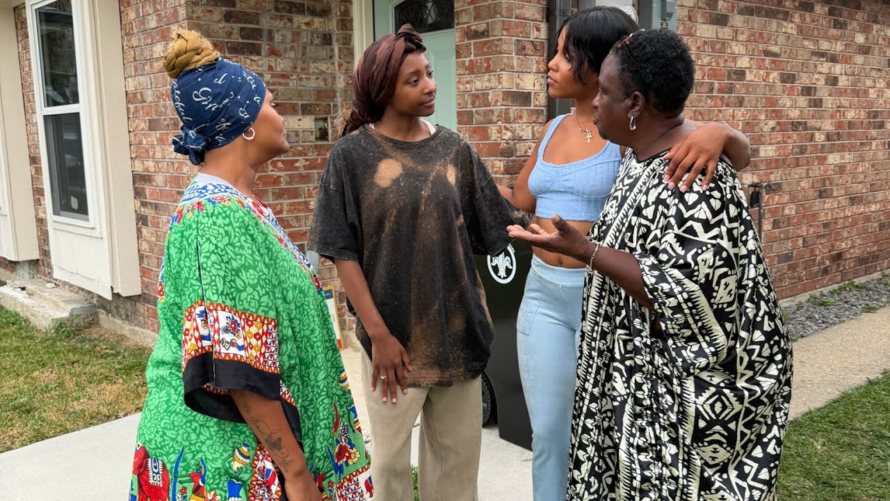 Брук говорит своей семье в Новом Орлеане, что чувствует себя оторванной от чернокожих, живя с Бетани