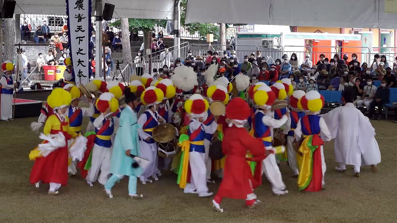 Выступление группы Nongak Ассоциации охраны Кочанг Нонгак, трогающее сцену. Фестиваль Данодже.