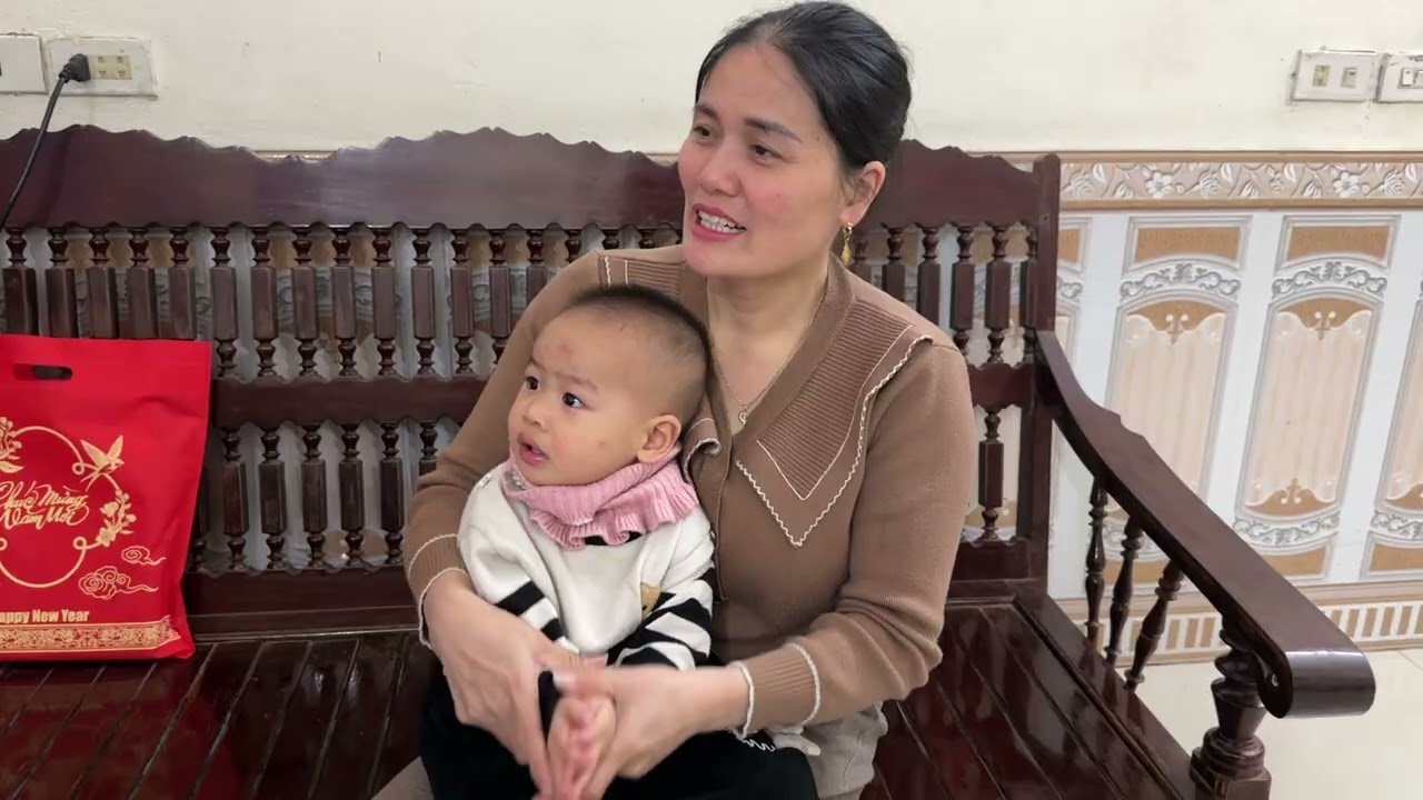 Bà Năm Bất Lực Vì Coca Mãi Chưa Biết Nói 