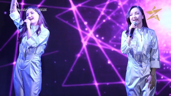 Дәретханада студенттерге тыңшылық жасау туралы бейнелерді желіден қараңыз. Джанна Майклстың кеудесі