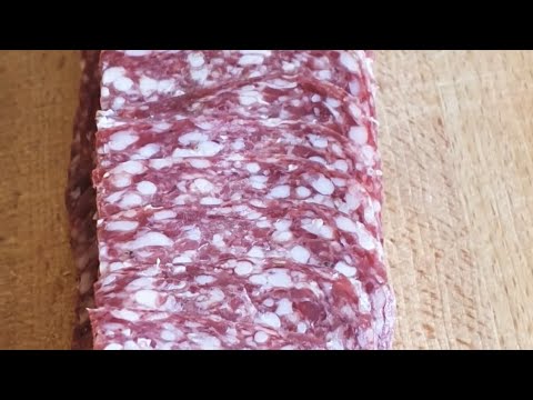 НАРЕЗКА НА ДВЕ ЧАСТИ КОЛБАСА СЫРОВЯЛЕННАЯ