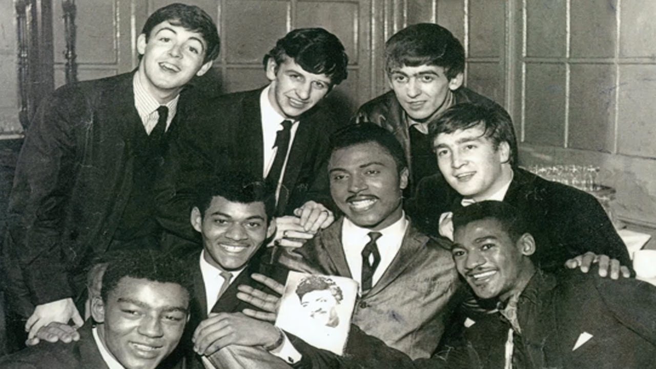 The Beatles исполняют аккомпанемент песнопений в клубе Cavern в 1962 году