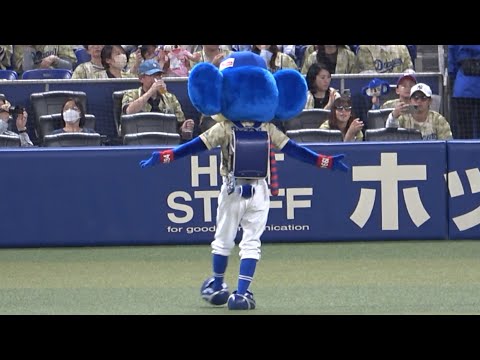 今季初めて着る昇竜ユニフォームをファンにこれでもかと見せつけるドアラ (2023/04/29)