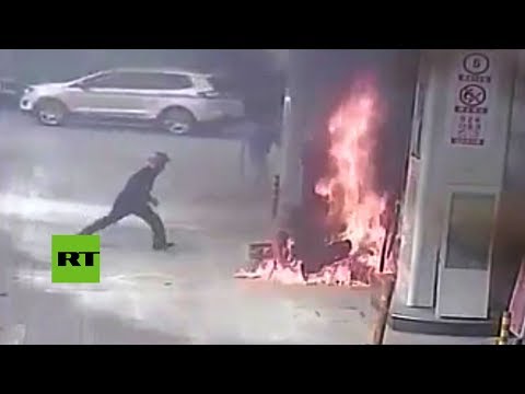 Un hombre incendia su propia moto en una gasolinera en China