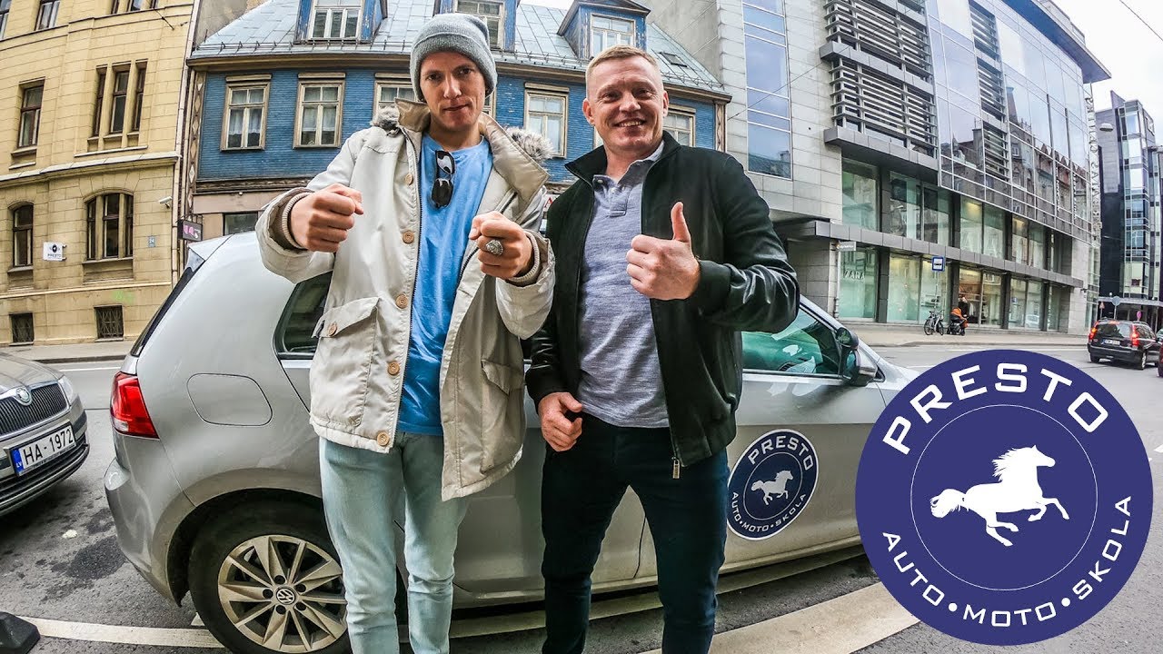 Jānis Krīvēns no Singapūras Satīna atkārtoti kārto CSDD braukšanas eksāmenu. Pieņem Reinis Bekkers.