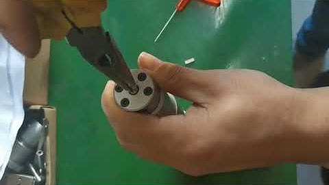 How to install the blade holder on the oscillating knife tool