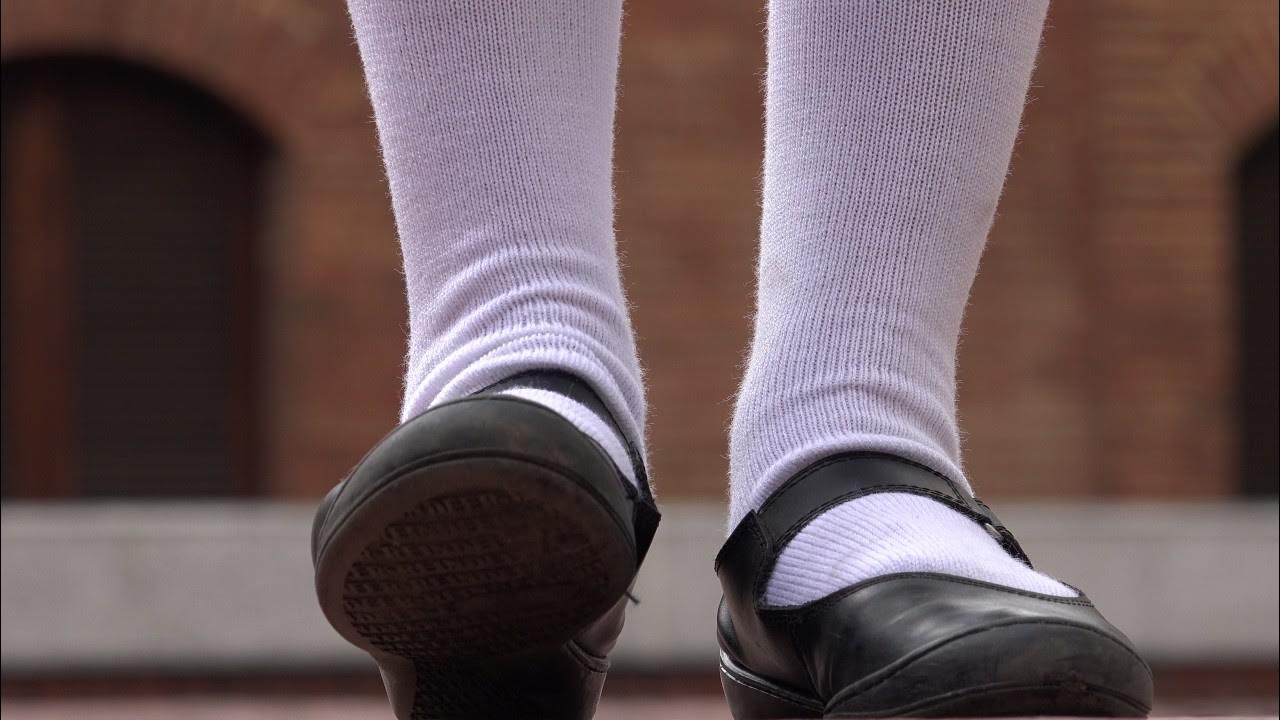 Ступни девочек. Shoeplay socks. Топ 5 foot domination госпожей. Пятки девочек. Tap here gif.