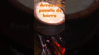 Arroz na panela de barro e fogo de chão