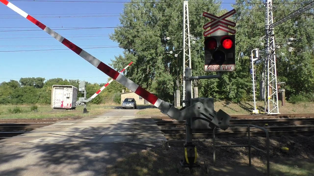 Železniční přejezd Hněvice P2411