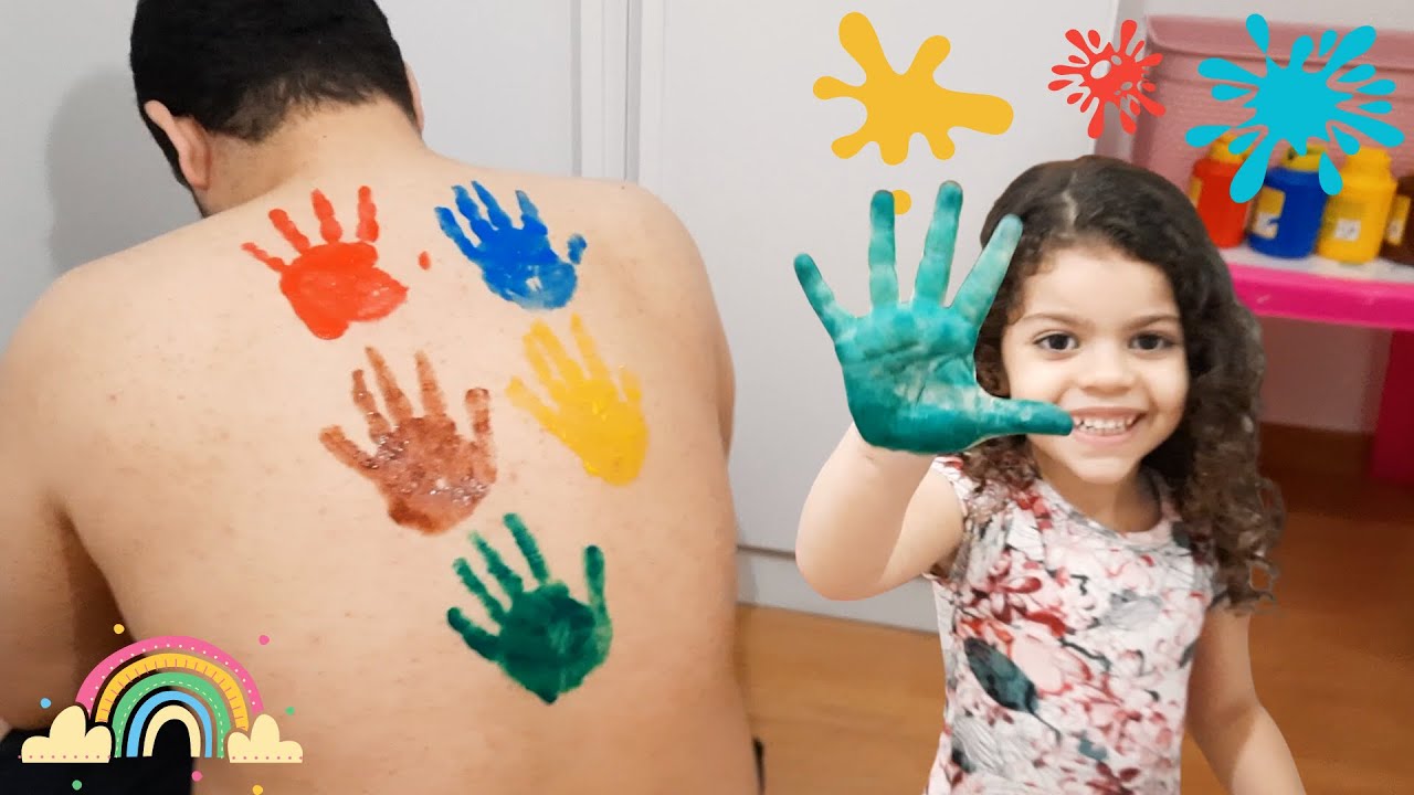 Katarina pintando as costas do papai | Learn colors for children body paint nursery rhymes learning.