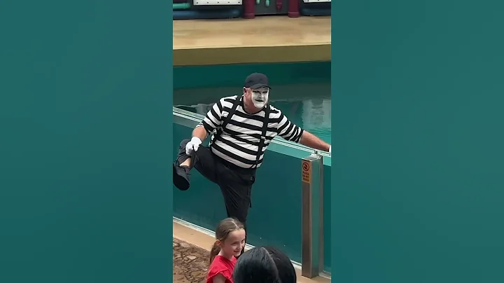 She covered her face at the end 🤭😹 so cute ☺️ Tom the mime seaworld  #seaworldmime #comedy #funny