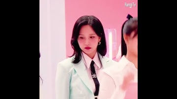 Mina caught staring at Tzuyu in 4K