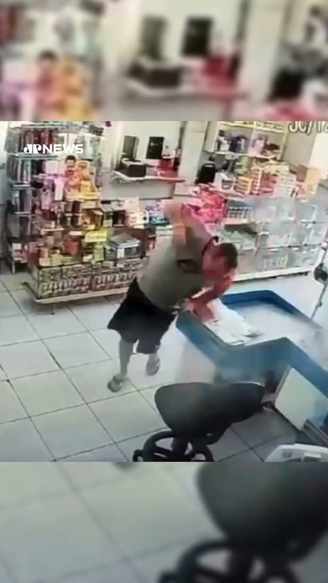 Homem é assassinado a tiros dentro de supermercado em Rio Claro #shorts