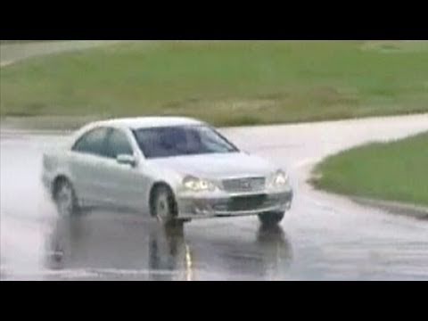 Video: Co je to hydroplaning při řízení?