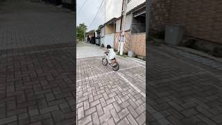 Teteh kia atraksi naik sepeda