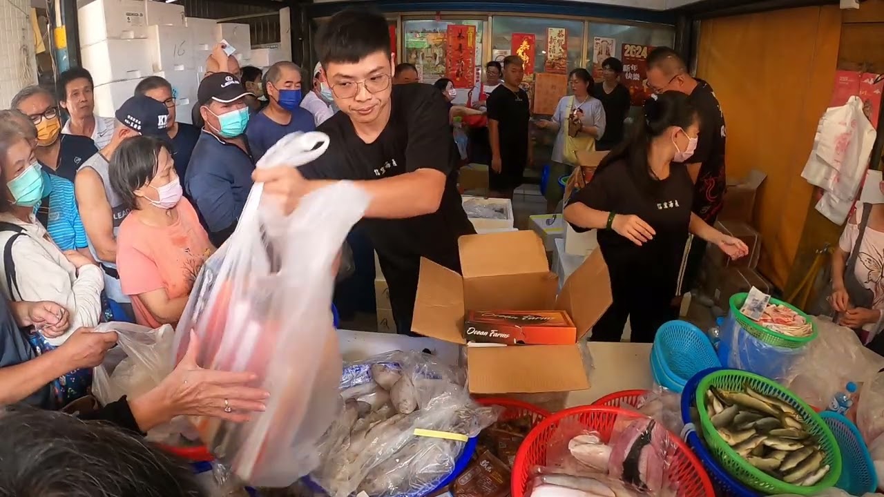 土城買氣旺旺旺，這買氣直逼過年 #中彰海王子 #土城 #海鮮叫賣 #海鮮拍賣