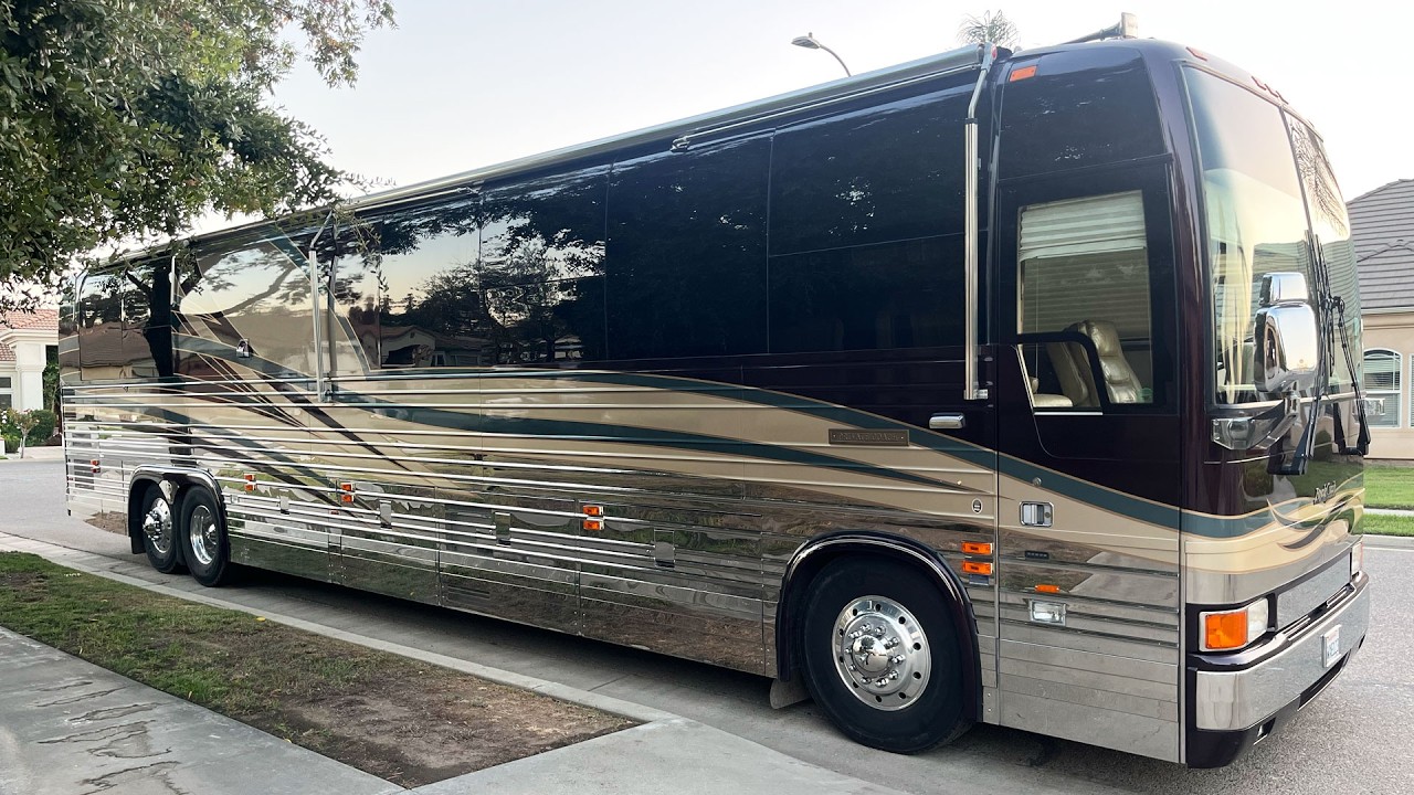 Автодом Prevost Royale Coach by Monaco XLII 2001 года выпуска.